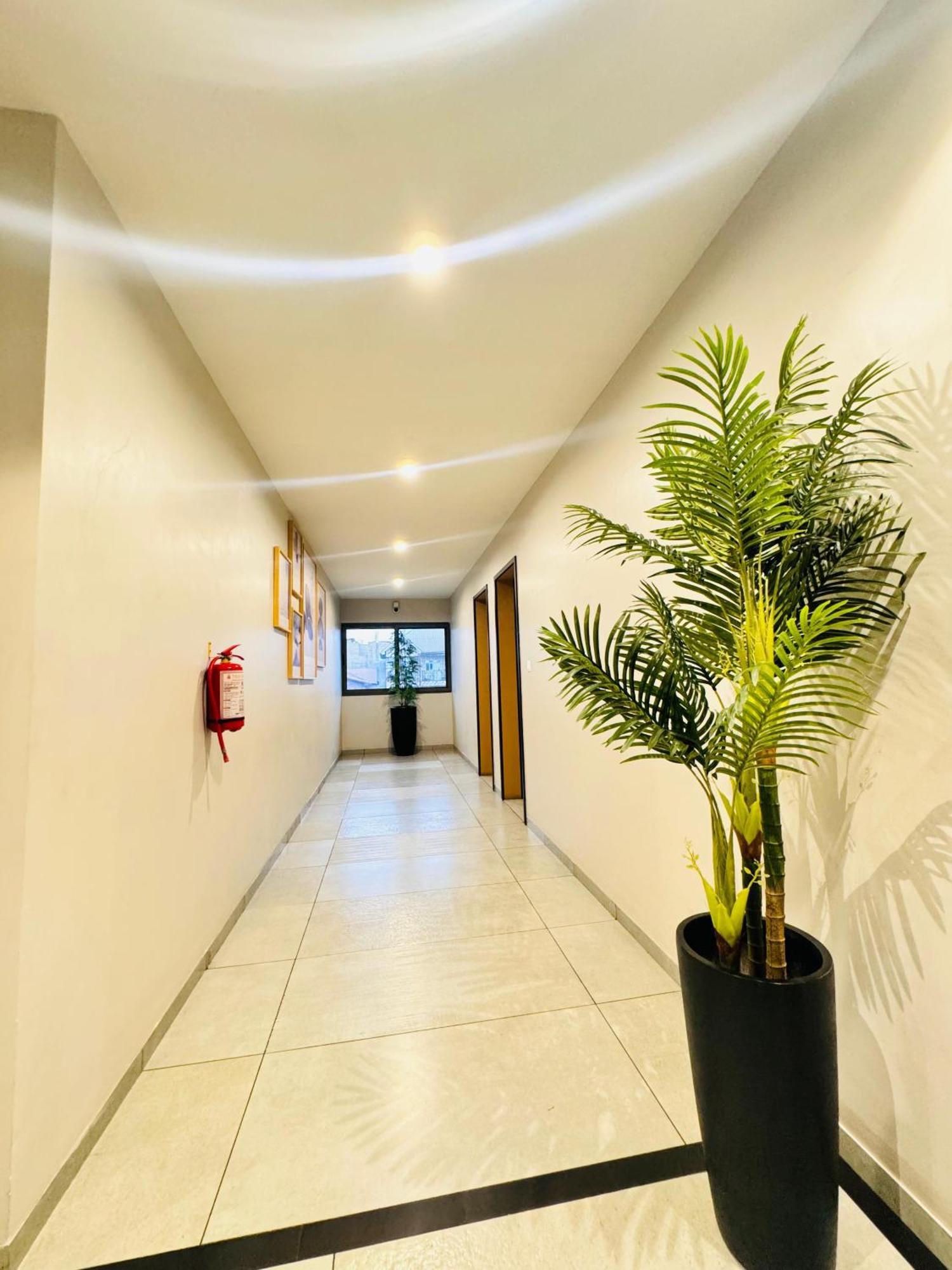 Ixoras Hotel Lemba Kinshasa Buitenkant foto